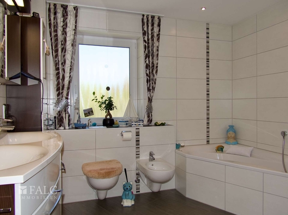 EG: Modernes Badezimmer