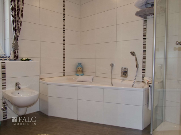 EG: Modernes Badezimmer