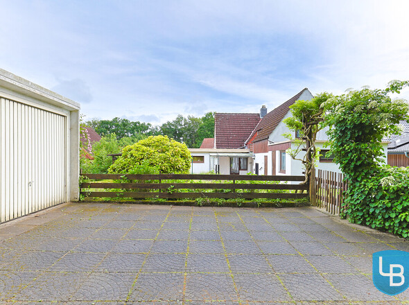 Stellplätze und Garage hinter dem Haus
