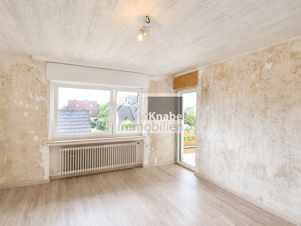 geräumiges Schlafzimmer mit Zugang zum Balkon