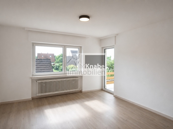 geräumiges Schlafzimmer mit Zugang zum Balkon (Beispielbild nach Renovierung)
