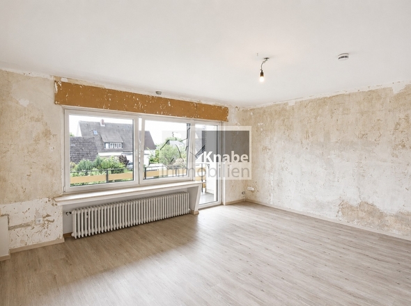 großes Wohnzimmer mit Zugang zum Balkon