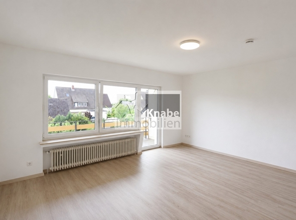 großes Wohnzimmer mit Zugang zum Balkon (Beispielbild nach Renovierung)