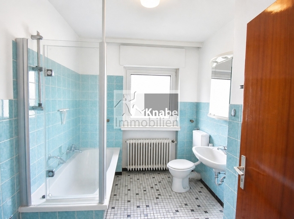 Badezimmer mit Waschmaschinen Stellplatz 