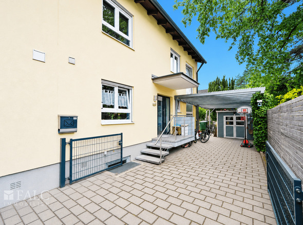 Gebäude mit Carport