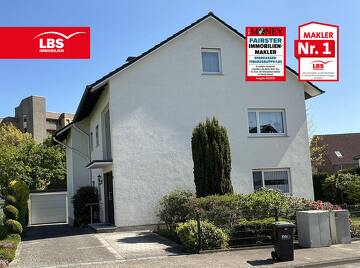 Ansicht Vorgarten mit Garagenzufahrt