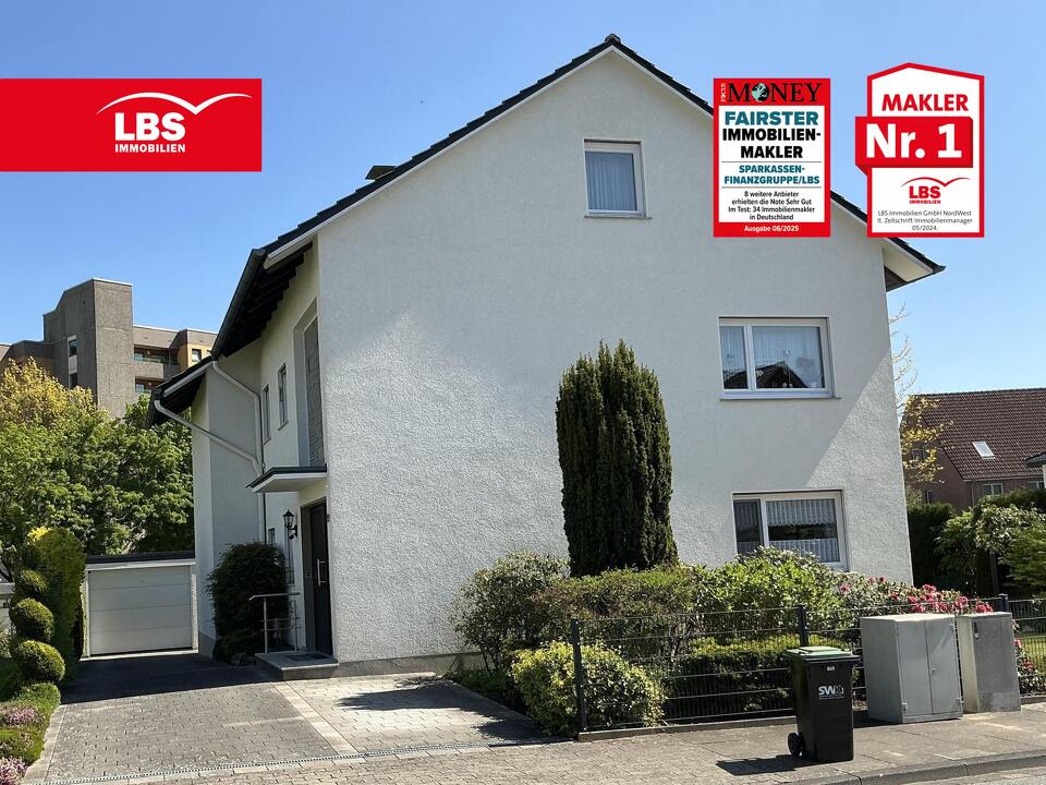 Ansicht Vorgarten mit Garagenzufahrt