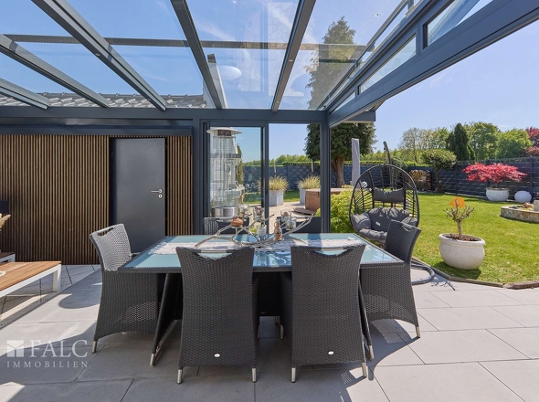 Überdachte Gartenterrasse