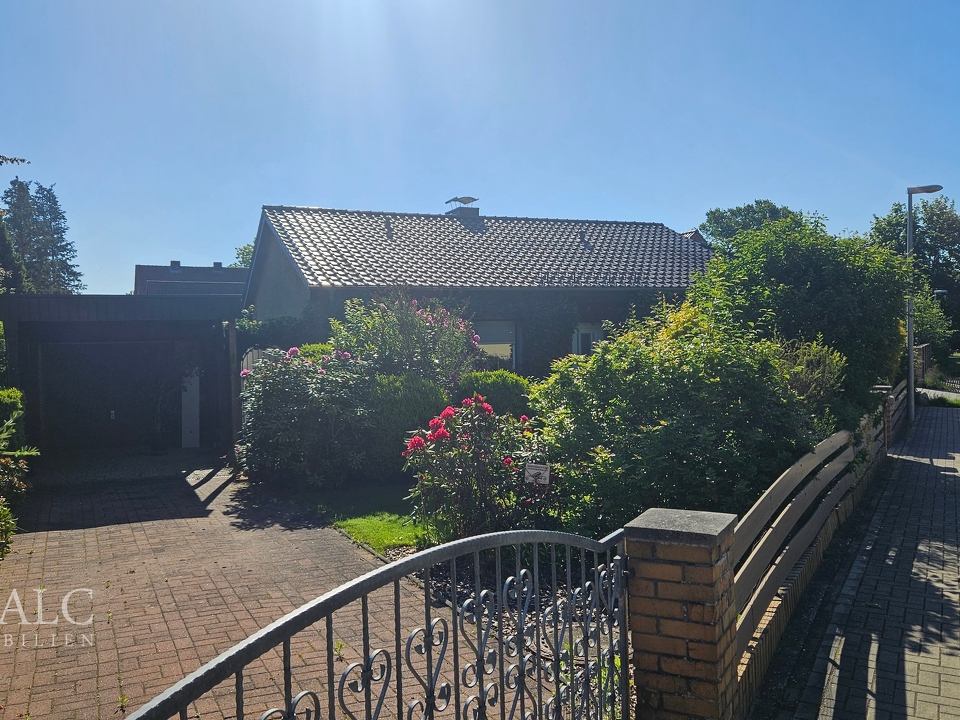 Vorderansicht mit Garage