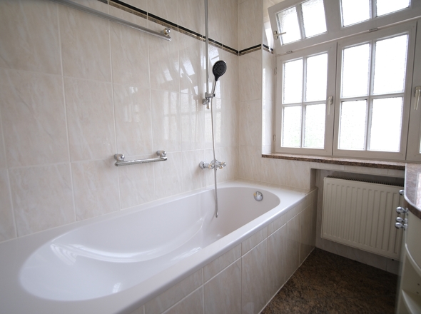 Badezimmer mit Wanne (OG)