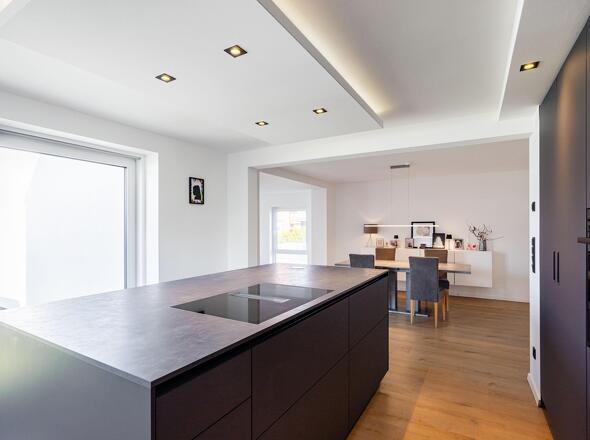 Küche mit Blick ins Esszimmer