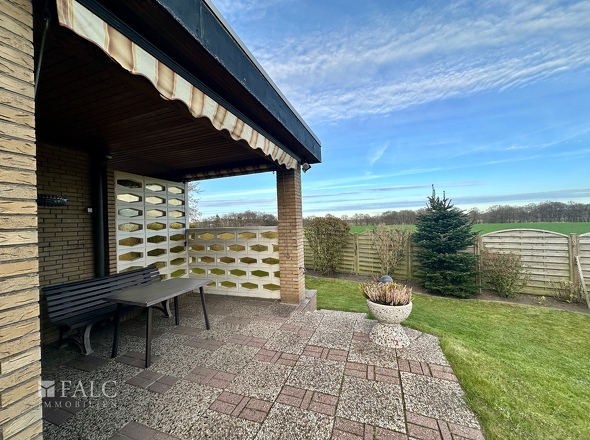 Terrasse mit Blick in die Wiesen