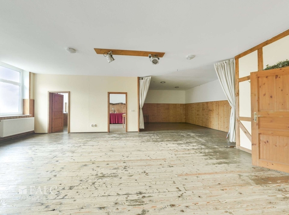 Saal mit Blick in den seperaten Gastraum 