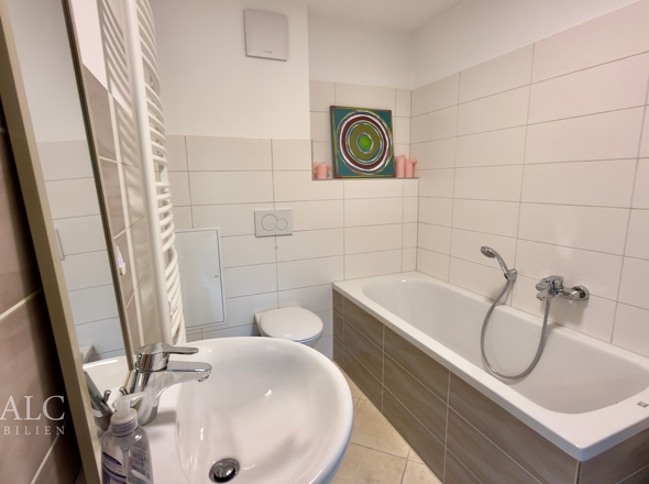 Badezimmer Wohnung 2 OG rechts 