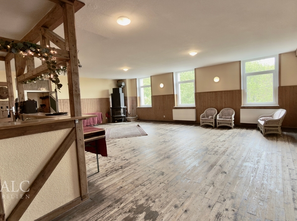 Saal mit Blick zum Kamin 