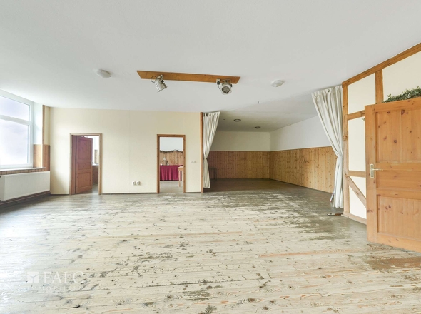 Saal mit Blick in den seperaten Gastraum 