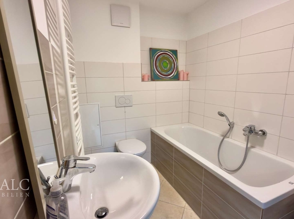 Badezimmer Wohnung 2 OG rechts 