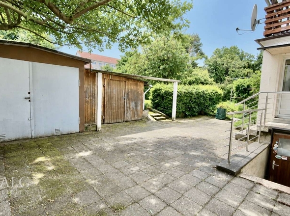 Blick auf Garage und Nebengelass 