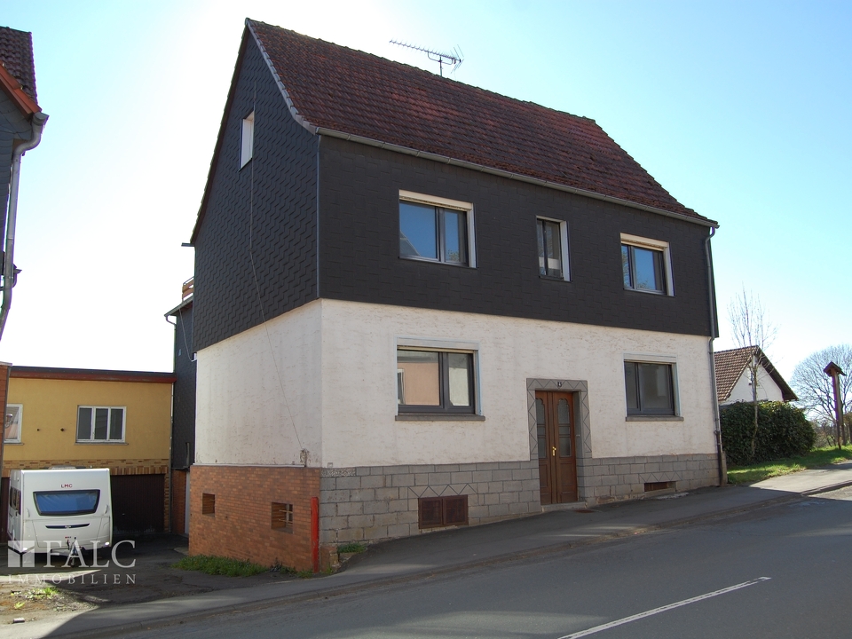 Hausansicht mit Hofeinfahrt