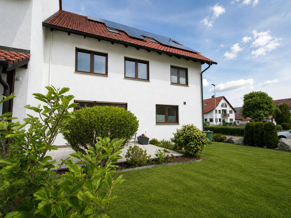 Außenansicht mit Garten