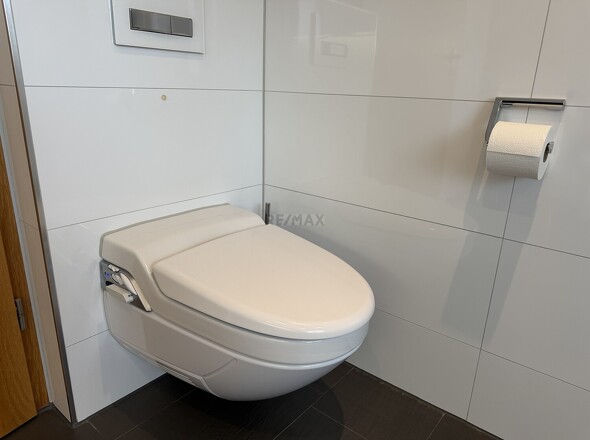 Dusch-WC im Badezimmer 1. OG