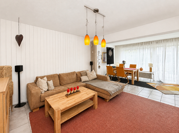 Geräumiger Wohn-/Essbereich m. Terrassenzugang