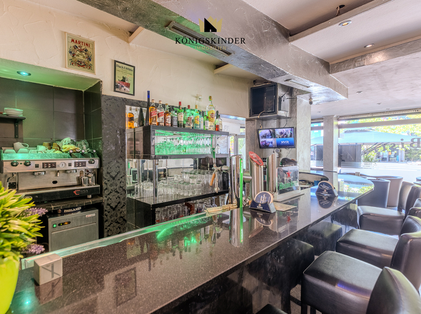 mit Tresen...