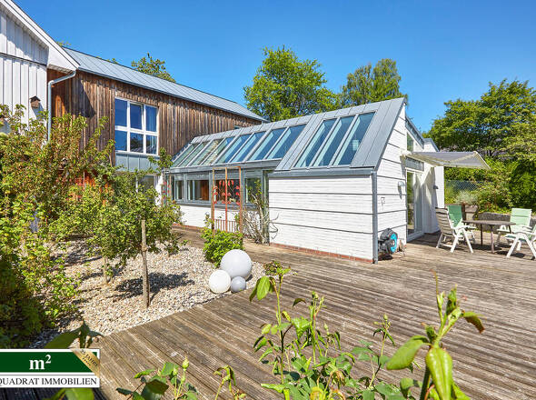 Poolhaus mit Terrasse und Naschgarten
