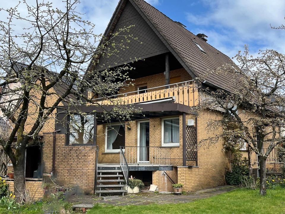 Eine überdachte Hochterrasse mit Blick in den Garten