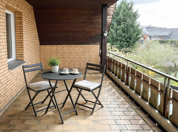 Überdachte Loggia mit Blick in den Garten