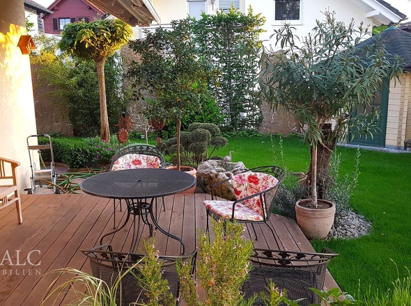 Mit Gartenhaus ...