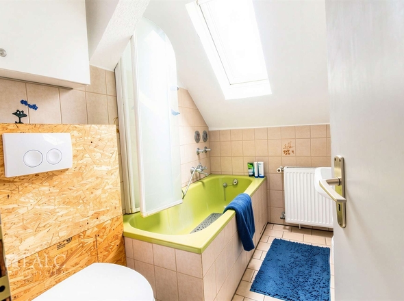 Badezimmer mit Badewanne