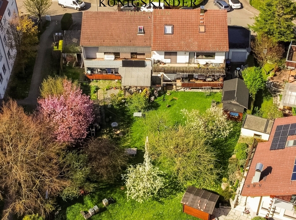 Linke Haushälfte mit großem Garten