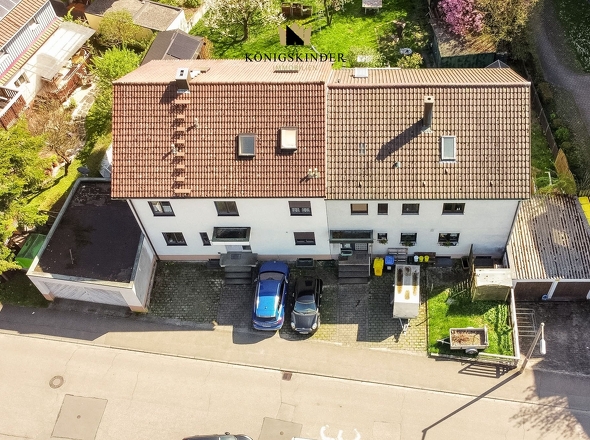 Rechte Haushälfte mit Doppelgarage und Stellplatz