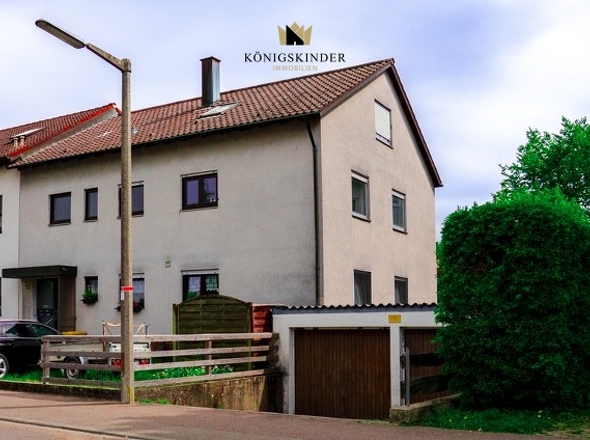 Haus von der Straße mit Doppelgarage und Stellplatz