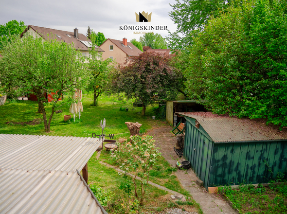 Blick vom Balkon in den Garten