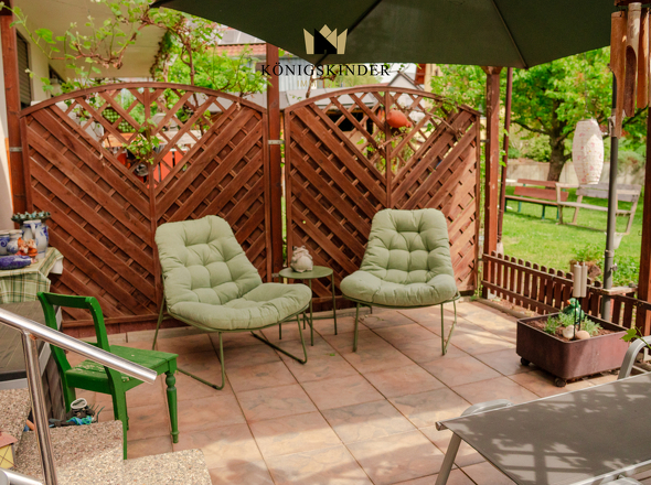 Überdachte Pergola am Haus mit direktem Gartenzugang