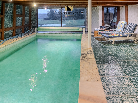 Mit Pool...