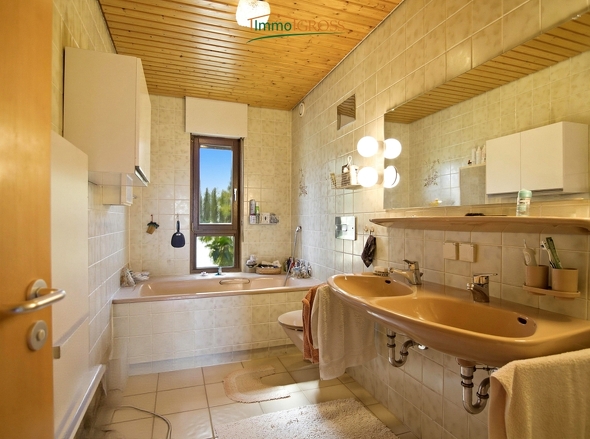 EG - Badezimmer mit Badewanne und Dusche