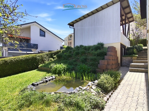 Weg vom Vorderbereich zum Garten mit Teich