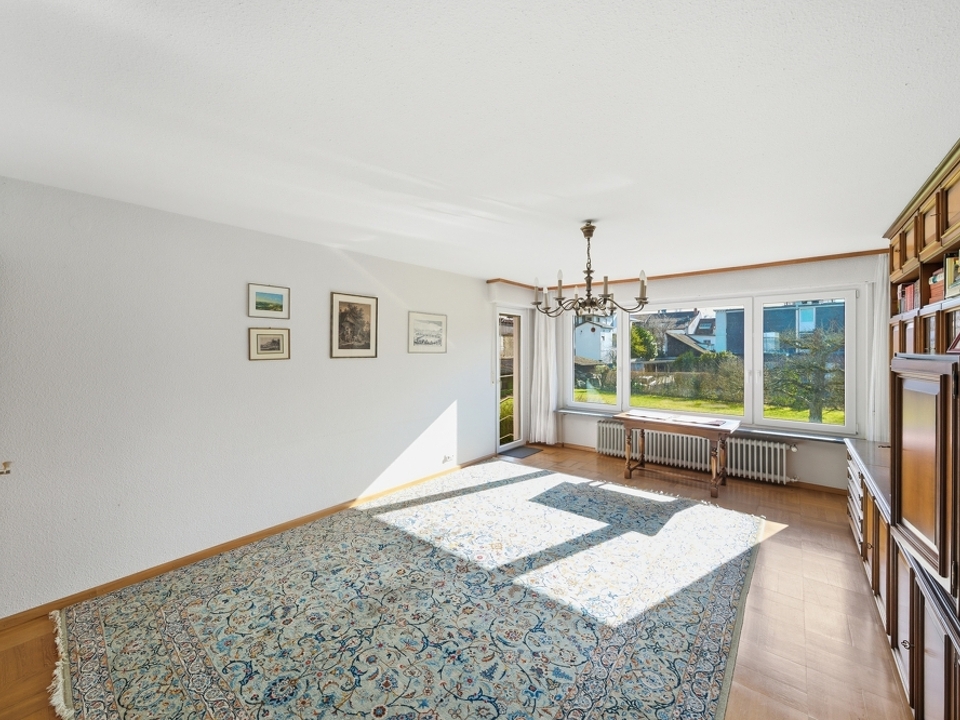 EG - Offenes Wohnzimmer mit Zugang zur Terrasse