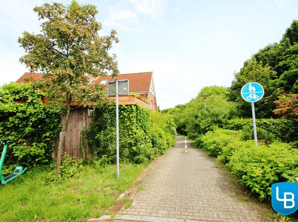 Weg hinter den Häusern