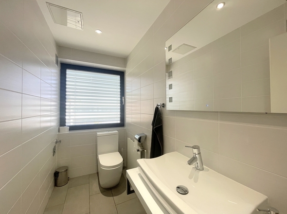 Modernisiertes Mitarbeiter WC