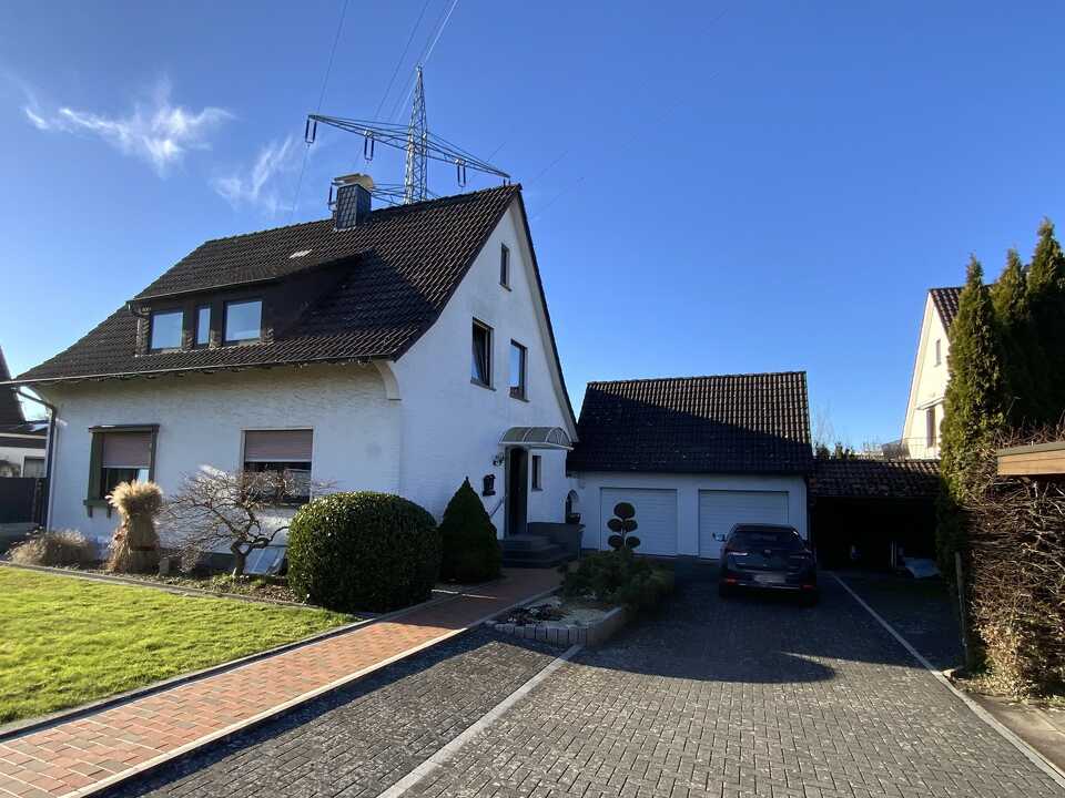 Straßenansicht mit Garage