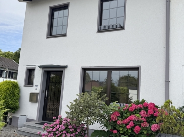 Vordere Ansicht mit Vorgarten