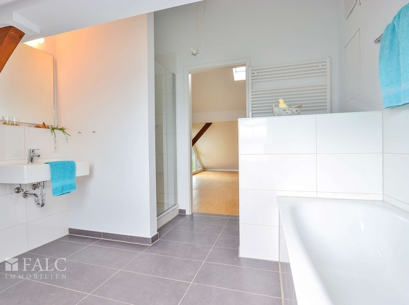 MIt Dusche und Wanne 