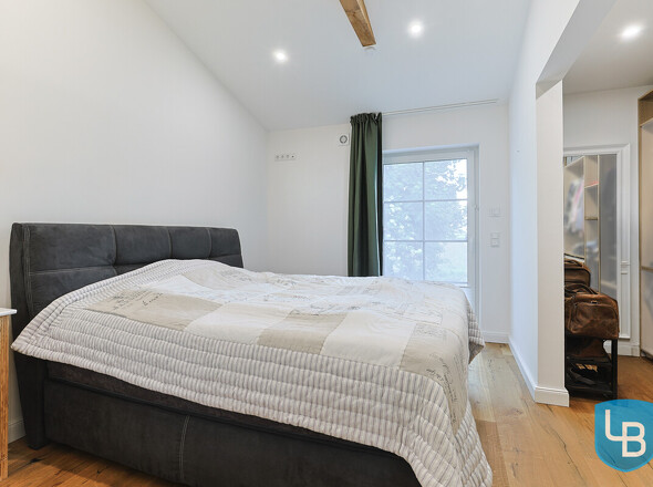 Schlafzimmer mit Ankleide und Terrassentür 