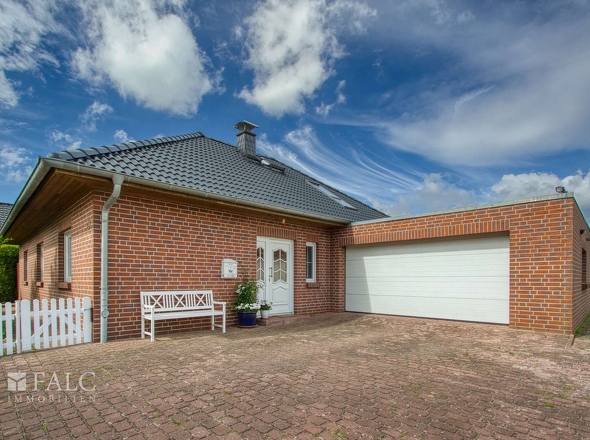 Außenansicht Eingang und Garage