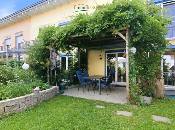 Terrasse von außen mit grünem Flair