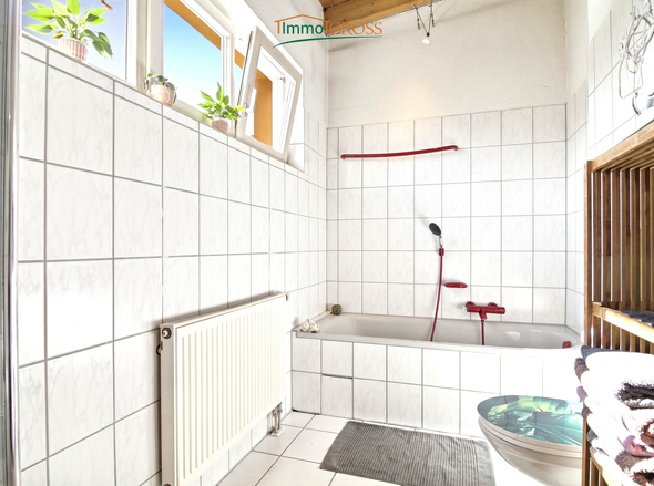 OG - Badezimmer mit Dusche und Badewanne